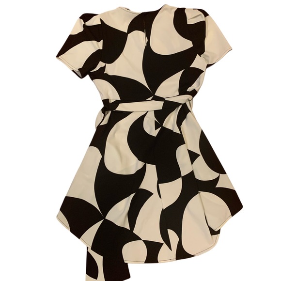 Abstract Print Black and White Tunic Top - Picture 2 of 3